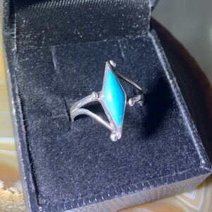 VINTAGE STERLING SILVER TURQUOISE NATIVE MADE AND SIGNED RING SZ 8.5